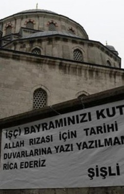 Şişli Camisi duvarına 1 Mayıs pankartı