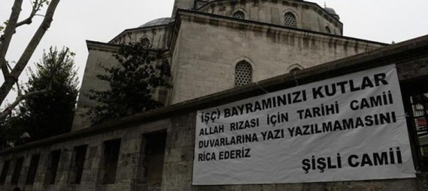 Şişli Camisi duvarına 1 Mayıs pankartı