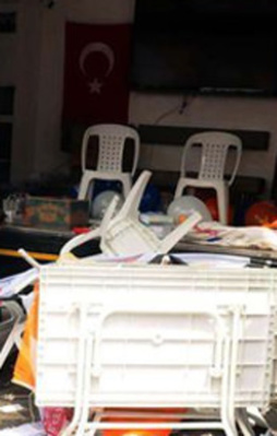 AK Parti seçim karavanına saldırı!