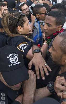 Yahudiler, Tel Aviv'de polisle çatıştı