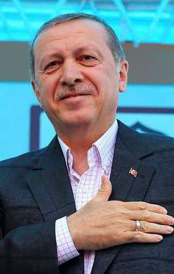 Aynı şiiri aynı meydanda tekrar okudu