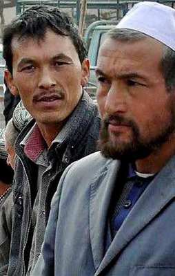 Müslüman esnafa zorla içki sattırıyorlar