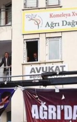 Sırrı Sakık, Davutoğlu'nu camdan izledi