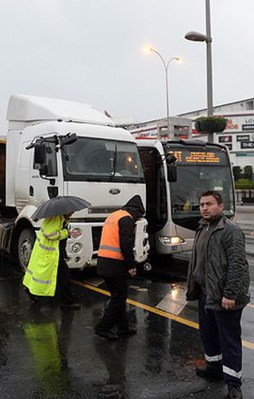 Metrobüs yoluna giren tır trafiği kilitledi