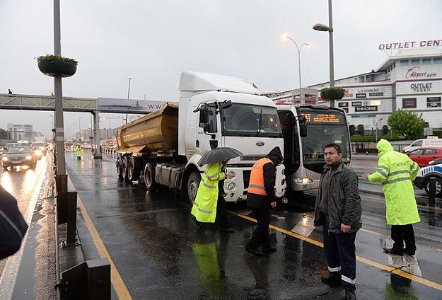 Metrobüs yoluna giren tır trafiği kilitledi
