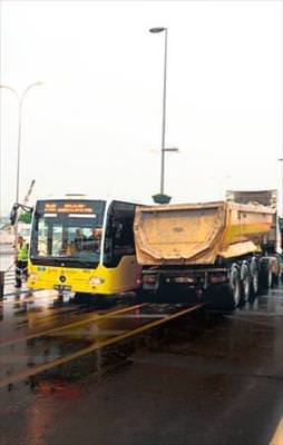 Kamyon metrobüsü durdurdu