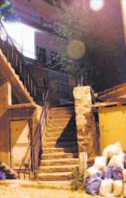 Komşusunun kuyusunu kazdı