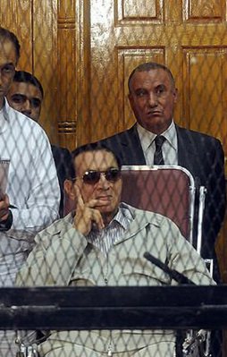 Mübarek ve oğullarına 3 yıl hapis