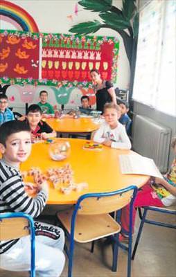 Eli öpülesi öğretmen