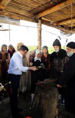 Davutoğlu Diriliş Ertuğrul setini ziyaret etti