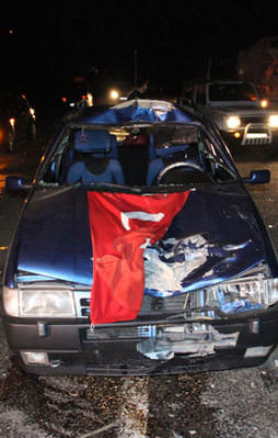 Otomobil ineğe çarptı: 4 yaralı