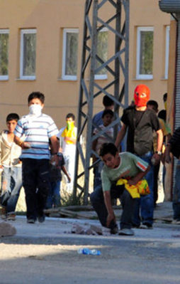 HDP'ye oy vermeyen esnafı taşladılar
