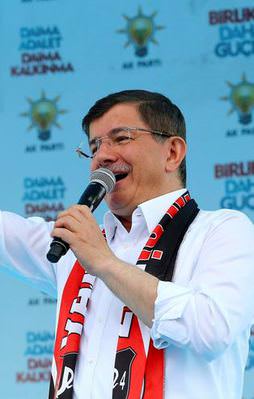 "Bunlar kaos çıksın diye pusuda bekliyor"