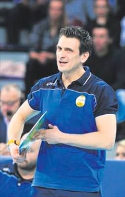 Karısını takımdan gönderdi