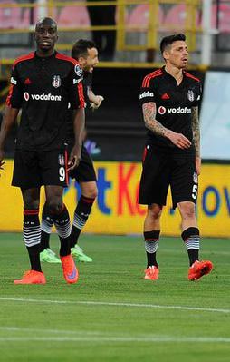 Kartal ağır yaralı