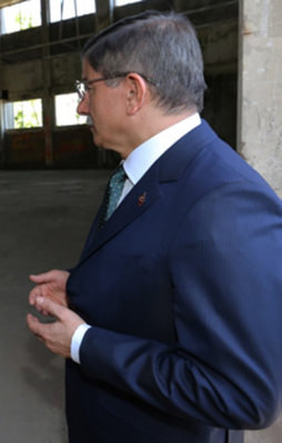 Davutoğlu, Menderes'in yargılandığı salonda