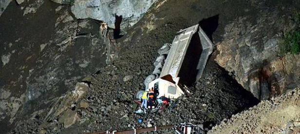 Seyir halindeki kamyon heyelanın altında kaldı