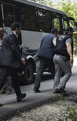 Usulsüz dinleme operasyonunda 10 tutuklama