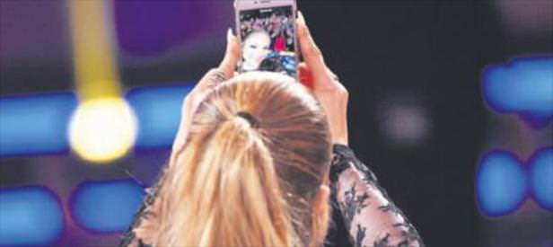 Jennifer Lopez’den sahne selfie’si