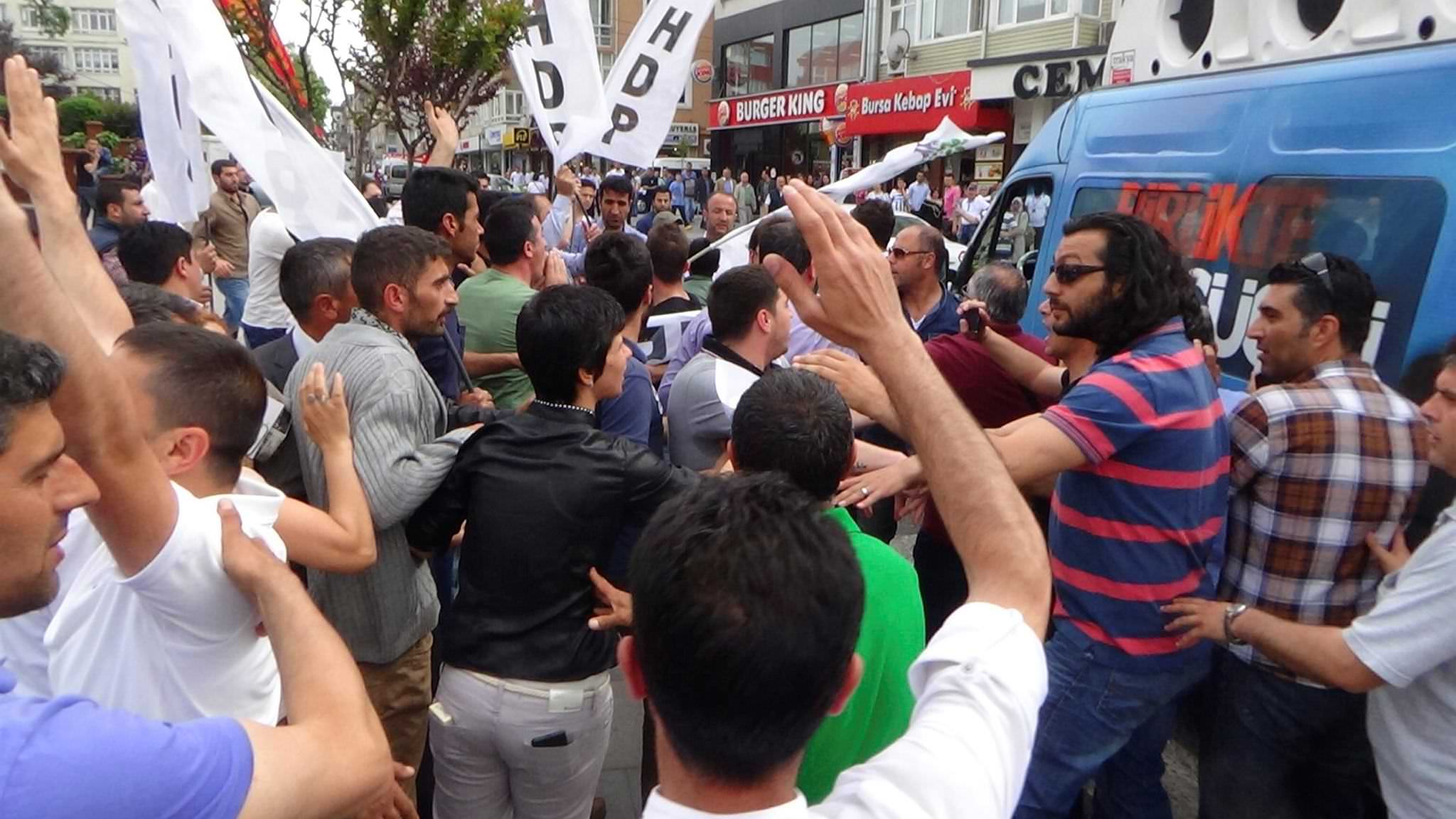HDP'liler AK Parti aracına saldırdı-1