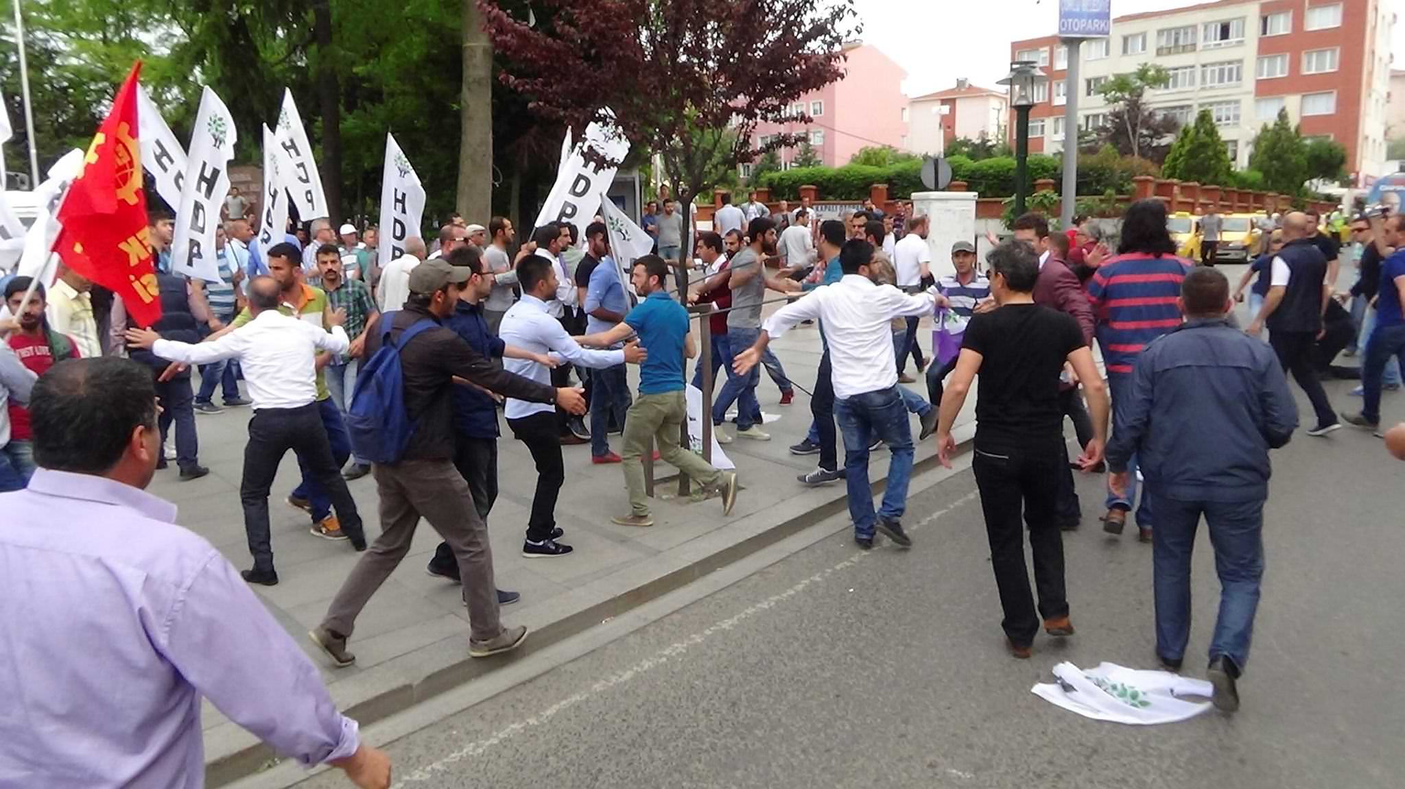 HDP'liler AK Parti aracına saldırdı-2