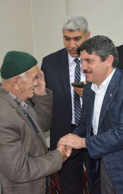 Aktay'ın seçim minibüsüne taşlı saldırı