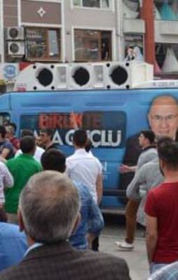 HDP'liler AK Parti aracına saldırdı