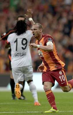 Wesley Sneijder'den altın gol!