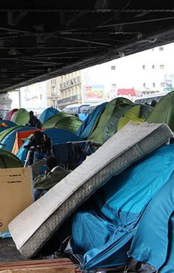 Paris'in merkezinde köprü altı göçmen kampı