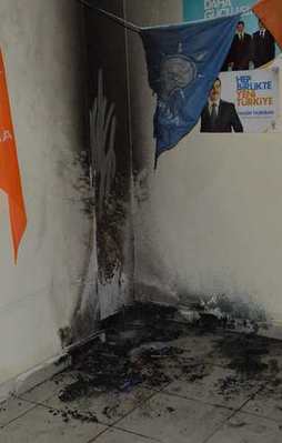 AK Parti seçim bürosu kundaklandı!