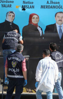 AK Parti seçim otobüsüne saldırı