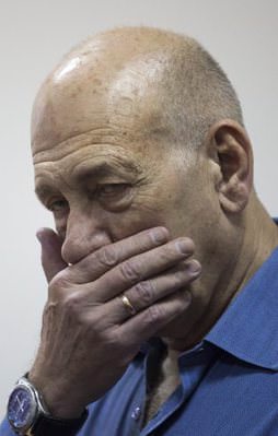 Olmert'e 8 ay hapis cezası