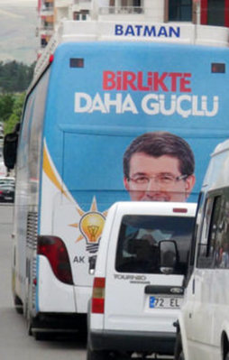 AK Parti seçim otobüsüne silahlı saldırı