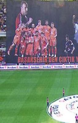 Başakşehir'den dev pankart