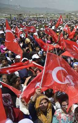 Yüksekova'da halk PKK'nın tehditlerine boyun eğmedi