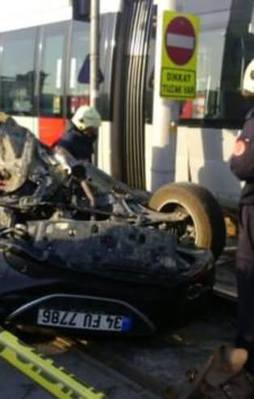 Tramvay otomobili ikiye böldü!