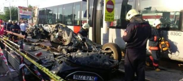 Tramvay otomobili ikiye böldü!