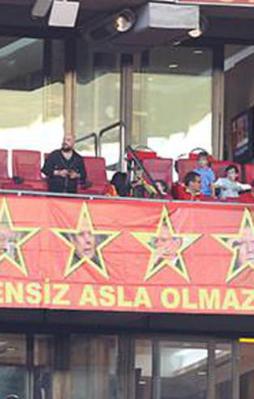 Arena'da Aziz Yıldırım pankartı