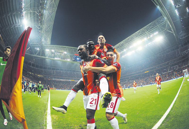 Aslan kral tacını takıyor
