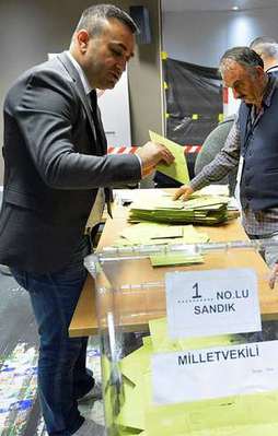 Gurbetçiler oylarını kullandı