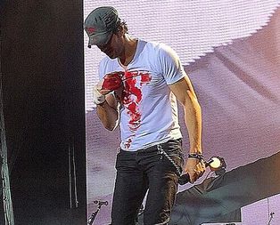 Sahnede ayağını kırdı şovuna devam etti-2