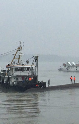 Çin'de 458 kişiyi taşıyan gemi battı