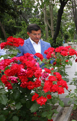 Davutoğlu'ndan vefa ziyareti