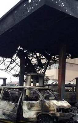 Benzin istasyonunda patlama: 90 ölü