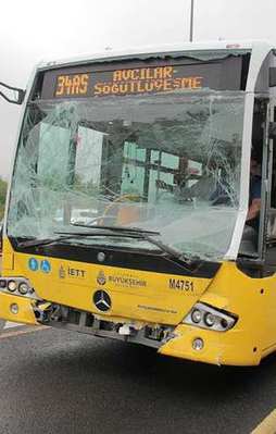 İki metrobüs birbirine girdi: 16 yaralı