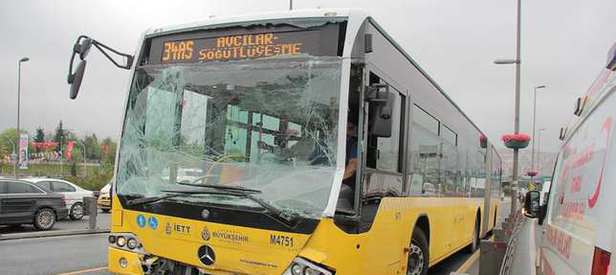 İki metrobüs birbirine girdi: 16 yaralı