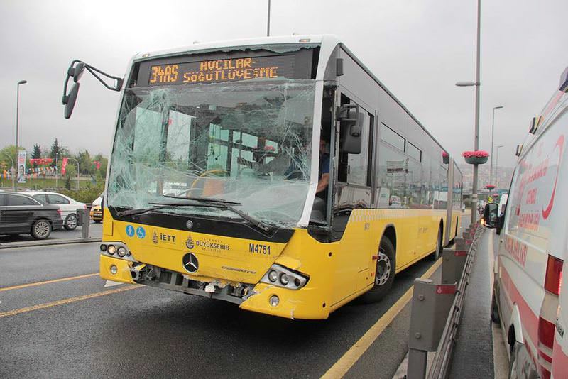 İki metrobüs birbirine girdi: 16 yaralı