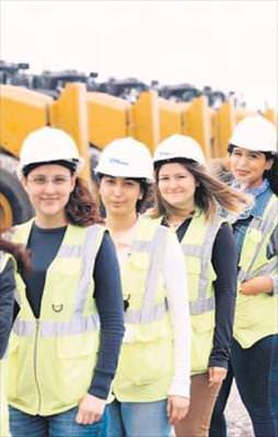 3. havaalanına kadın eli değdi