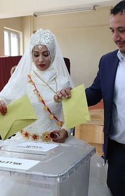 Düğünden önce sandık başına gittiler