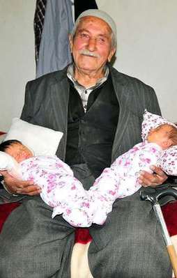 85 yaşında ikiz babası oldu